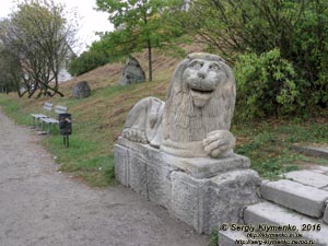 Львовская область. Олеско. Фото. Лев, «охраняющий» парковую лестницу возле Олеского замка.