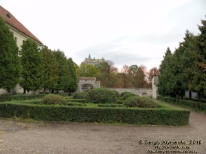 Львовская область. Олеско. Фото. Монастырь капуцинов, партер перед юго-западным фасадом строения. Вид в сторону Олеского замка.
