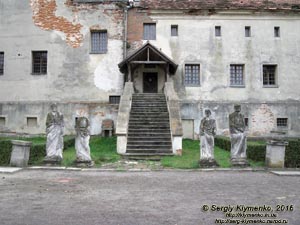 Львовская область. Олеско. Фото. Монастырь капуцинов, северо-западный фасад. Древние скульптуры возле лестницы.
