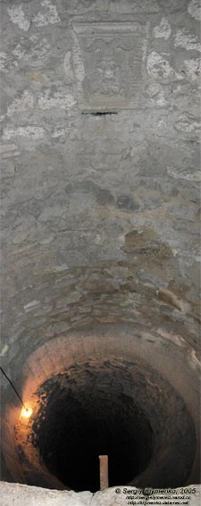 Львовская область. Олеско. Фото. Олеский замок. Замковый колодец, вид из подземелья замка (вертикальная панорама ~90°).