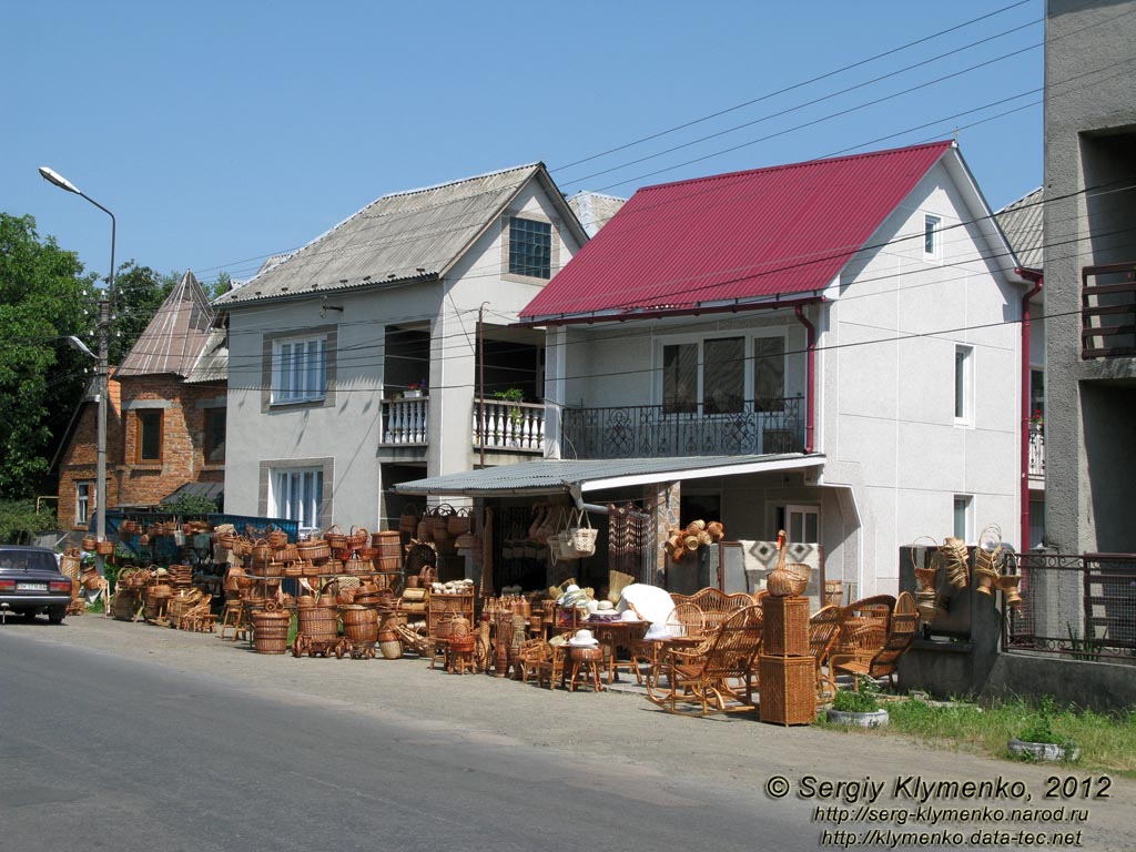 Закарпатская область, село Иза. Фото. Выплетенные из лозы изделия здесь продают под открытым небом прямо вдоль автодороги.