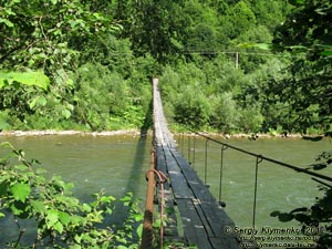 Закарпатская область, вблизи села Противень. Фото. Подвесной мост через речку Рика невдалеке от Теребле-Рикской ГЭС.