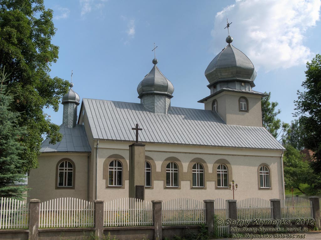 Карпаты. Закарпатская область, село Пилипец. Фото. Новая каменная православная церковь.