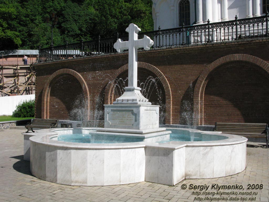 Донецкая область. Святогорский монастырь, один из фонтанов перед фасадом Свято-Успенского собора.