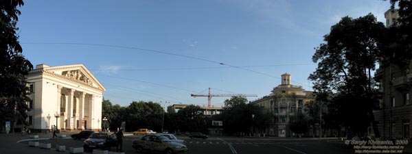 Мариуполь. Театральная площадь, угол с проспектом Ленина.