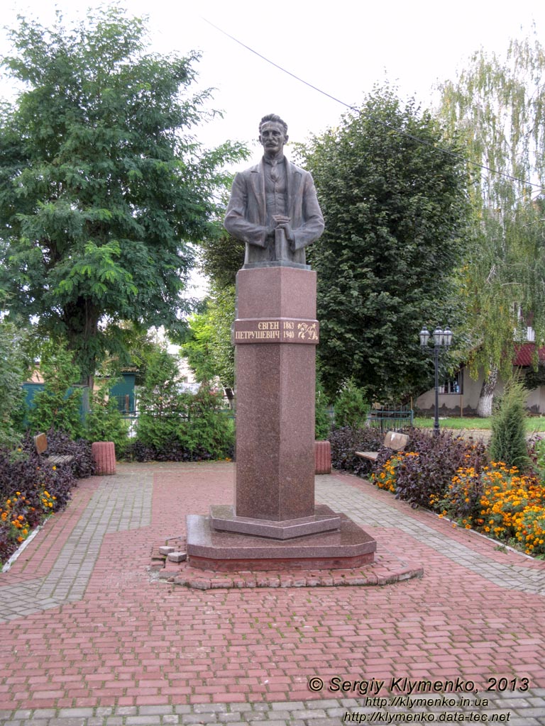 Львовская область, Сокаль. Фото. Памятник Евгению Петрушевичу (1863-1940).