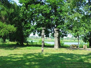 Тростянец, Сумская область. Фото. Деревянные скульптуры вдоль «Аллеи влюблённых», проходящей перед дворцом.