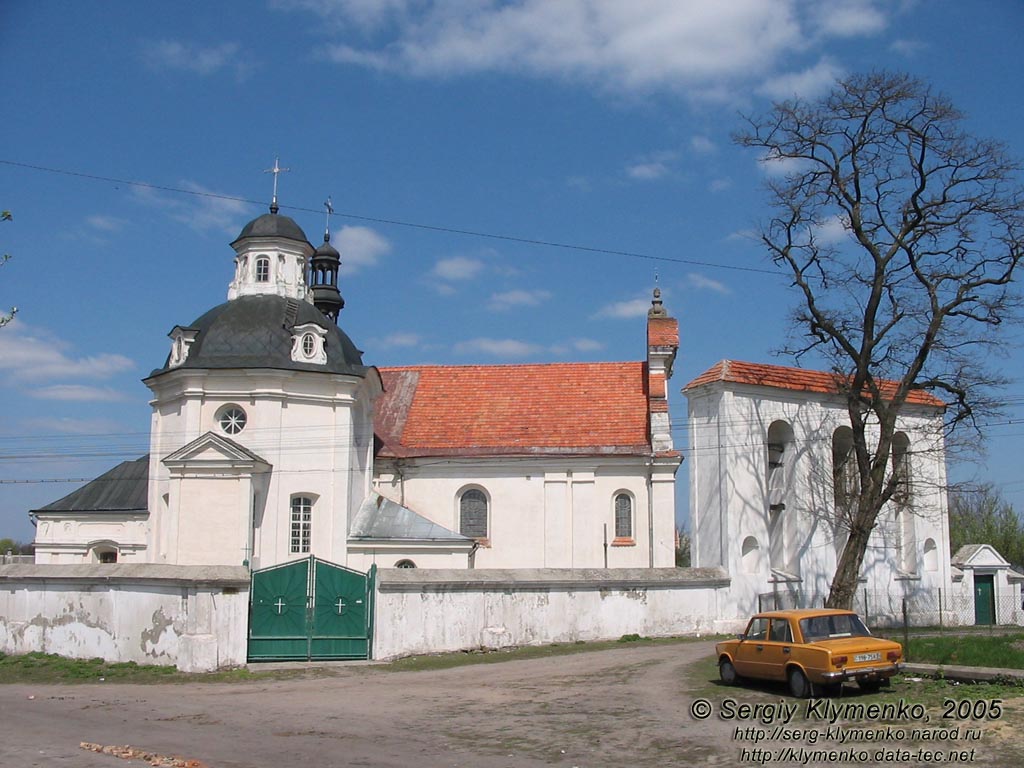 Корец. Костел Св. Антония, памятник архитектуры 1533 г. Вид с юга.