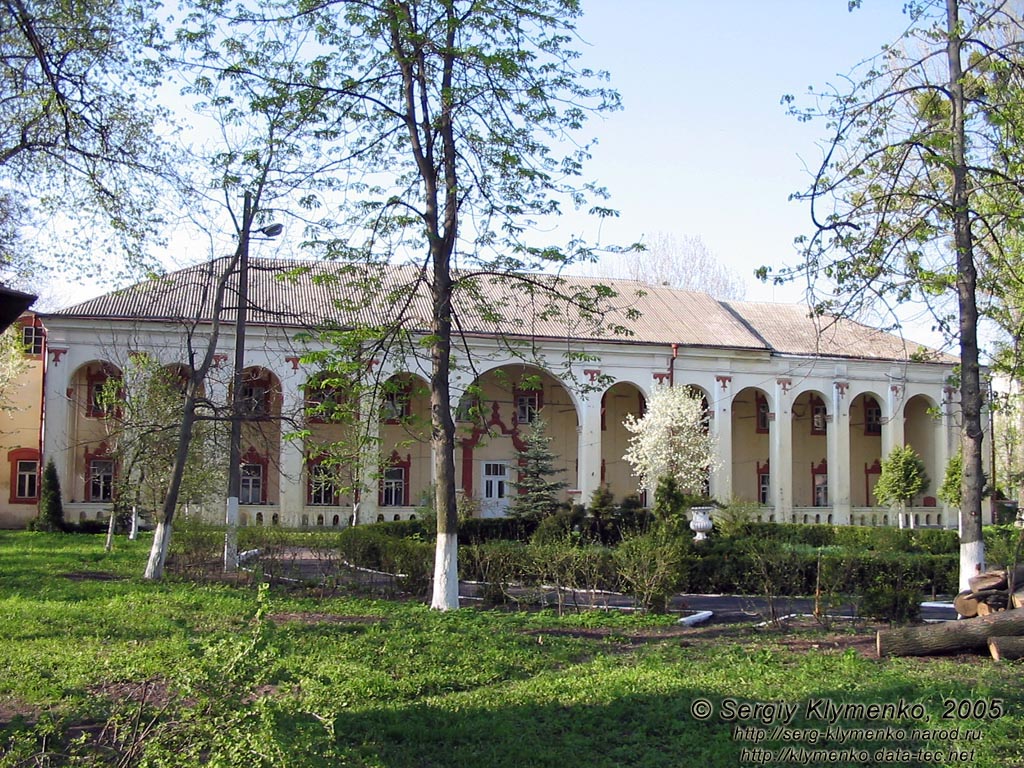 Дубно. Корпус монастыря кармелиток, памятник архитектуры 1686 г.