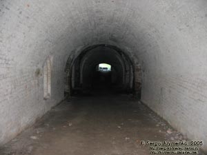 Тараканов. Дубенский форт; почти посредине подземного коридора, вид в сторону внешнего входа.
