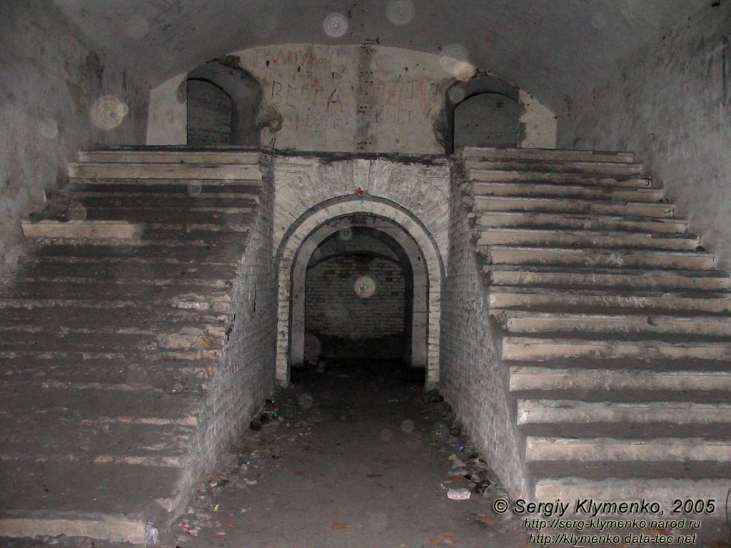 Тараканов. Дубенский форт; казематы, лестницы на второй этаж.