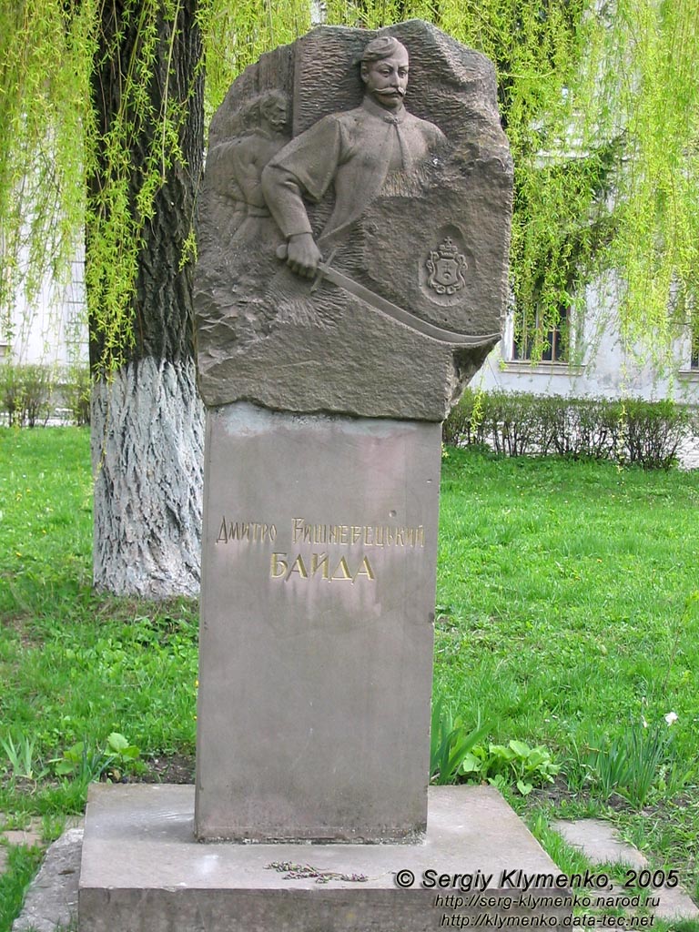 Вишнивец. Памятник Дмитру Вишневецкому (Байде) перед Вишневецким дворцом.