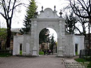 Вишнивец. Главные ворота Вишневецкого дворца.