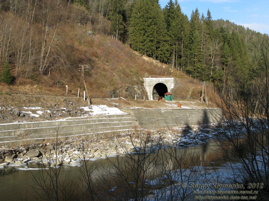 Карпаты, Ивано-Франковская область, возле Микулычина. Фото. Выход из железнодорожного туннеля сквозь гору.