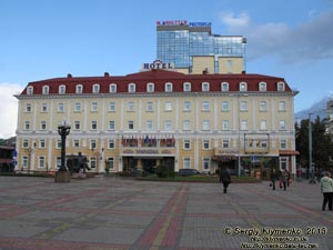 Ровно. Фото. Театральная площадь, гостиница «Украина» (ул. Соборная, 112).