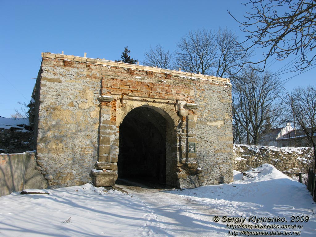 Подолье. Староконстантинов. Фото. Замок князей Острожских, 1561-1571 годы. Въездные ворота замка.