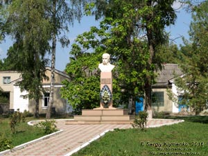 Тернопольская область, село Струсов. Фото. Памятник Тарасу Шевченко (1993 год) возле дворца.