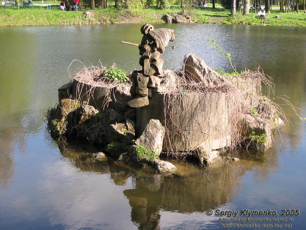 Тернополь. Парк "Топильче". Резной Буратино ждет на островке посреди пруда черепаху Тартиллу.