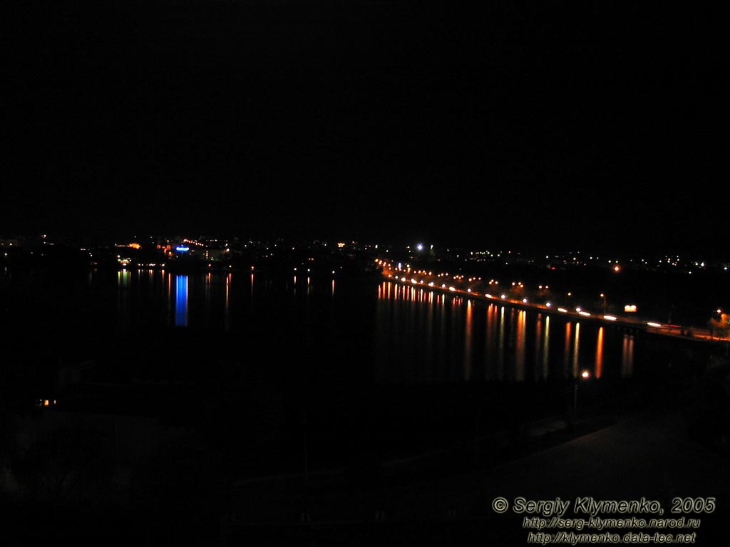 Тернополь. Панорама города и Тернопольского озера ночью.