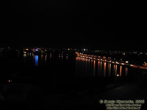 Тернополь. Фото. Панорама города и Тернопольского озера ночью.