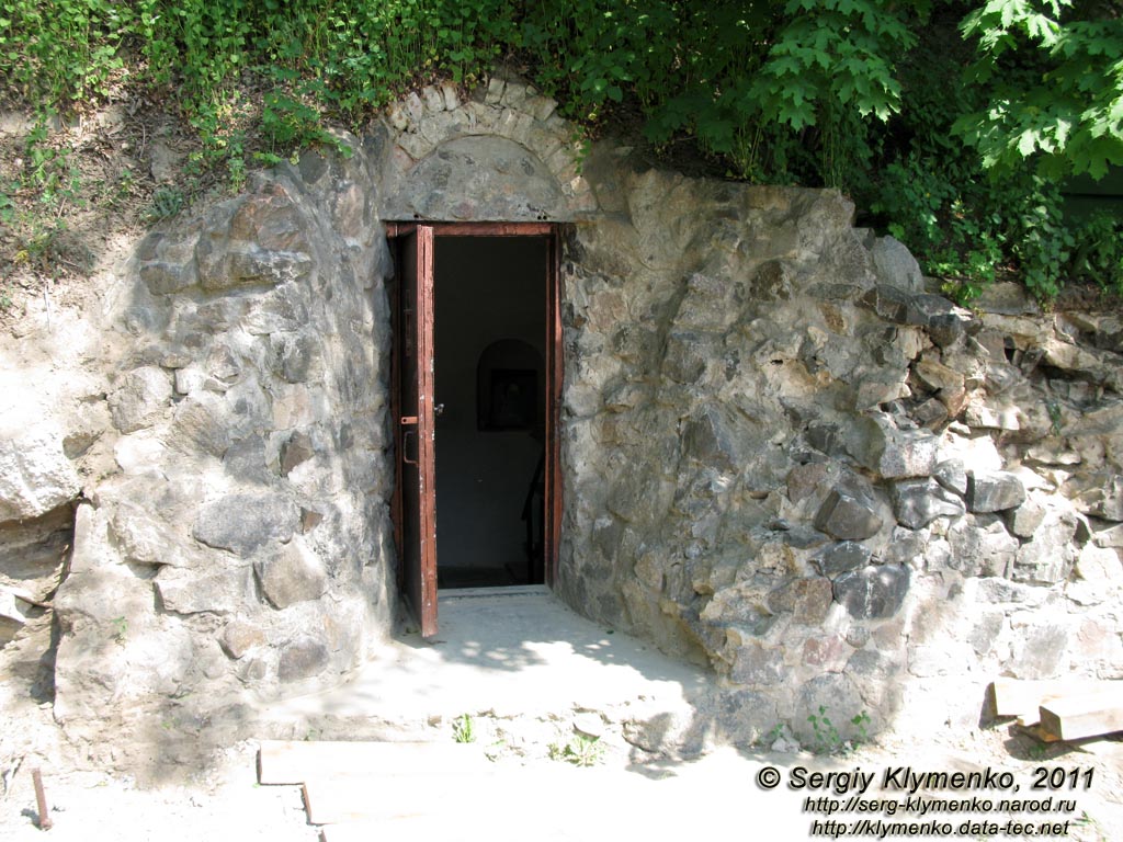 Фото Киева. Церковщина. Металлические двери в пещерный комплекс.