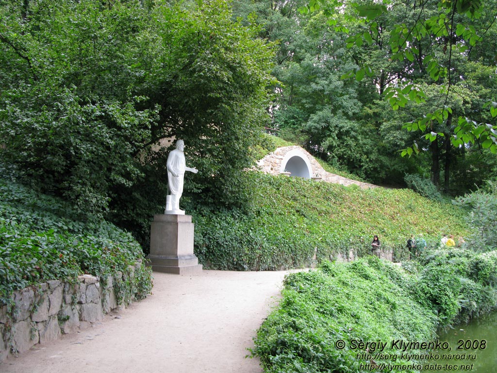 Умань, парк «Софиевка». Статуя Еврипида, на втором плане - грот Аполлона.