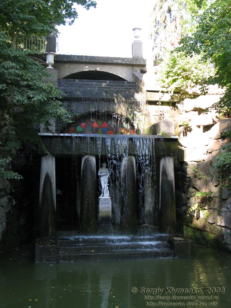 Умань, парк «Софиевка». Грот Фетиды с водопадом и статуей Венеры Медицейской.