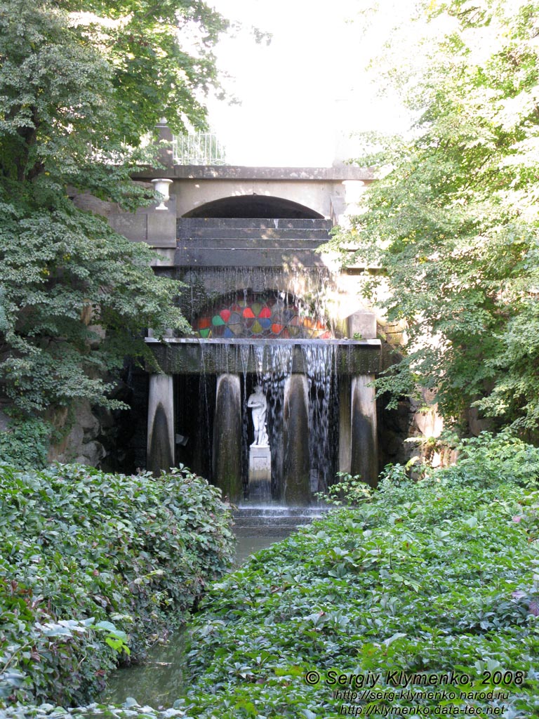 Умань, парк «Софиевка». Грот Фетиды с водопадом и статуей Венеры Медицейской.