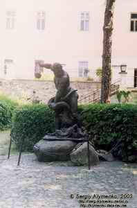 На территории Ужгородского замка. Фото. Скульптура Геракла, убивающего Лернейскую трехглавую гидру.