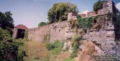 Ужгородский замок. Фото. Внешняя юго-восточная оборонительная стена с бастионами.