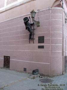 Ужгород. Фото. Памятник фонарщику на углу улиц Волошина и Корзо.