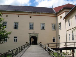 На территории Ужгородского замка. Фото. Вход в главный корпус замка - замковый дворец (цитадель).