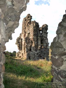 Закарпатская область. Виноградов. Фото. Руины замка (Угочанской крепости). Вид через провал в юго-восточной стене на северо-восточную стену.