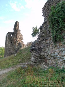 Закарпатская область. Виноградов. Фото. Руины замка (Угочанской крепости). Северо-восточная стена, вид извне замка с севера.