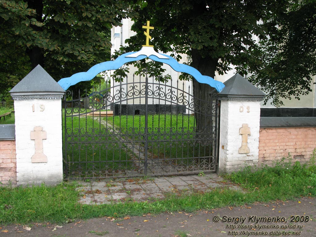 Волынь. Олыка. Фото. Ворота Сретенской церкви.