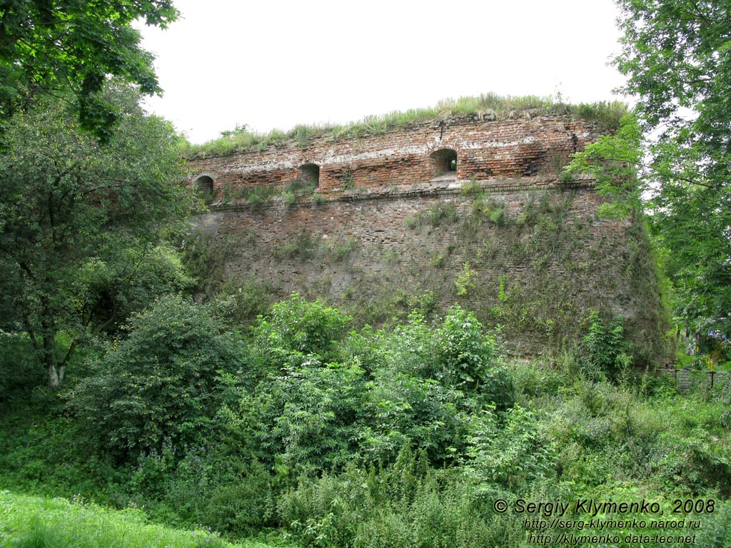 Волынь. Олыка. Фото. Восточный бастион замка Радзивиллов, вид из-под стен замка.
