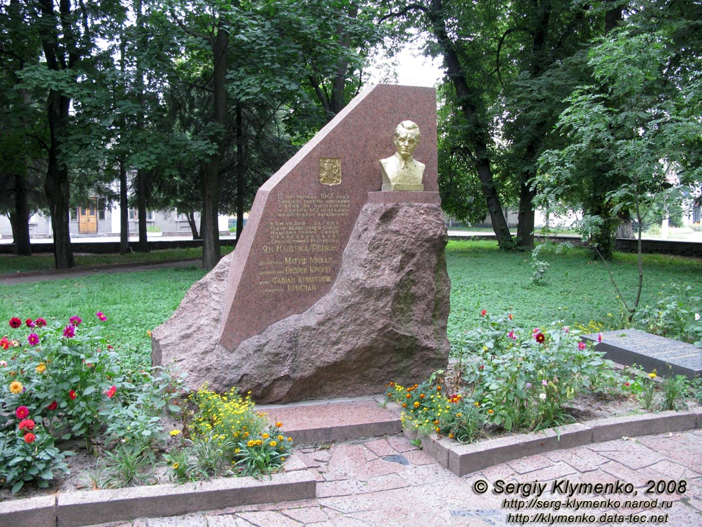 Житомирщина. Овруч. Фото. Памятник Яну Налепке (Репкину) в городском парке.