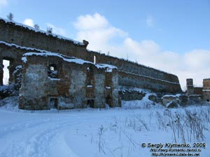 Львовская область. Старое Село. Фото. Замок в Старом Селе. Руины вдоль южной стены замка. Вид изнутри замка.