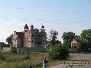 Львовщина. Село Тартаков. Фото. Костёл Святого Архангела Михаила (построен в 1587 году).