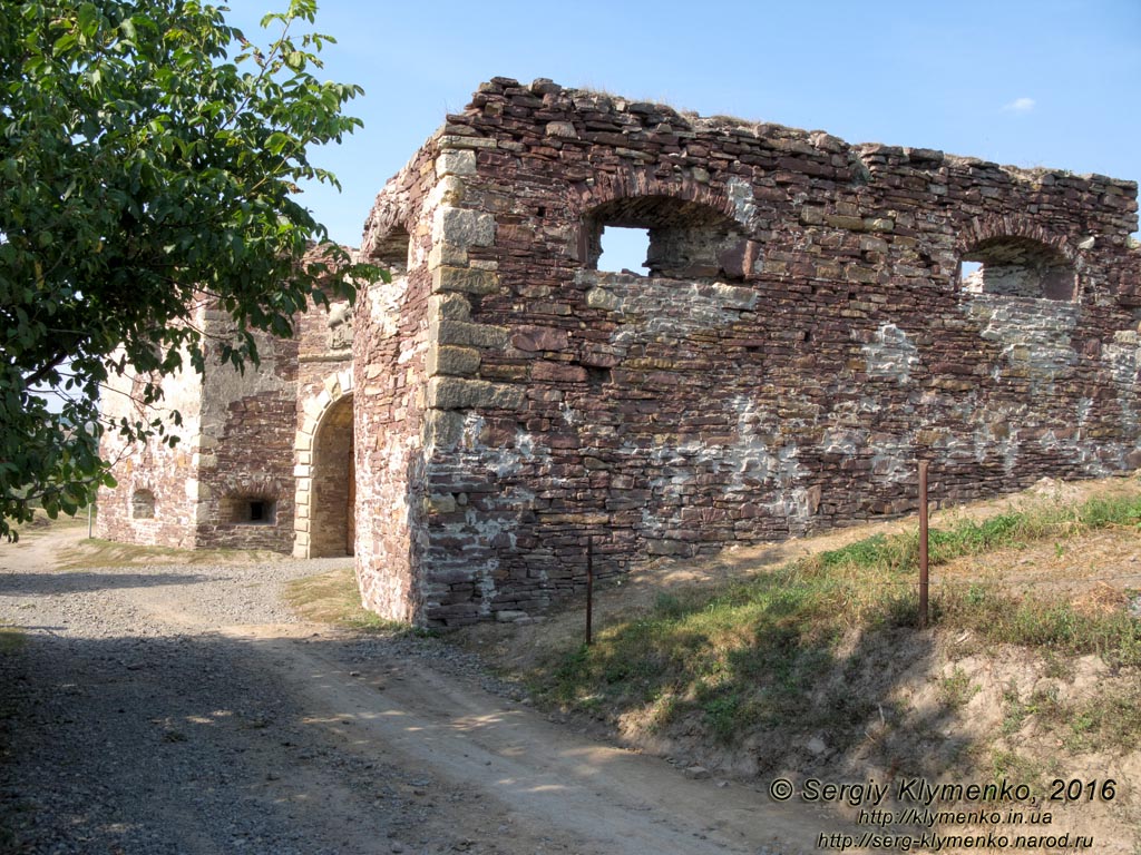 Тернопольская область, село Подзамочек. Фото. Замок Творовских (1600 год). Южный бастион, въездные ворота и юго-западная башня.