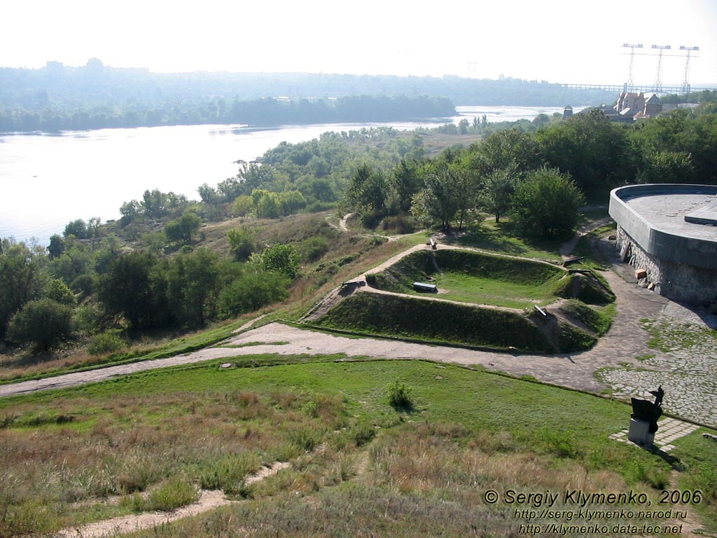 Вид с наивысшей точки Хортицы: за Днепром - город Запорожье (левобережная часть)