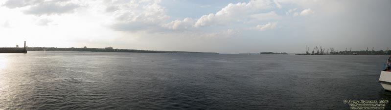 Запорожье. Фото. Вид со стороны речного вокзала (выше плотины ДнепроГЭС) на правый берег Днепра (панорама ~90°). Дождит...