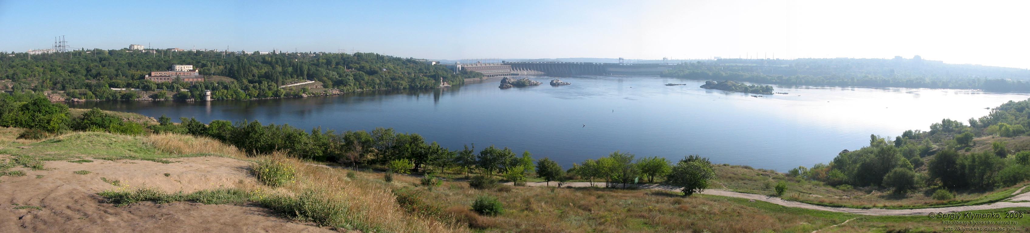 Вид с наивысшей точки Хортицы: днепровские пороги на фоне плотины ДнепроГЭС