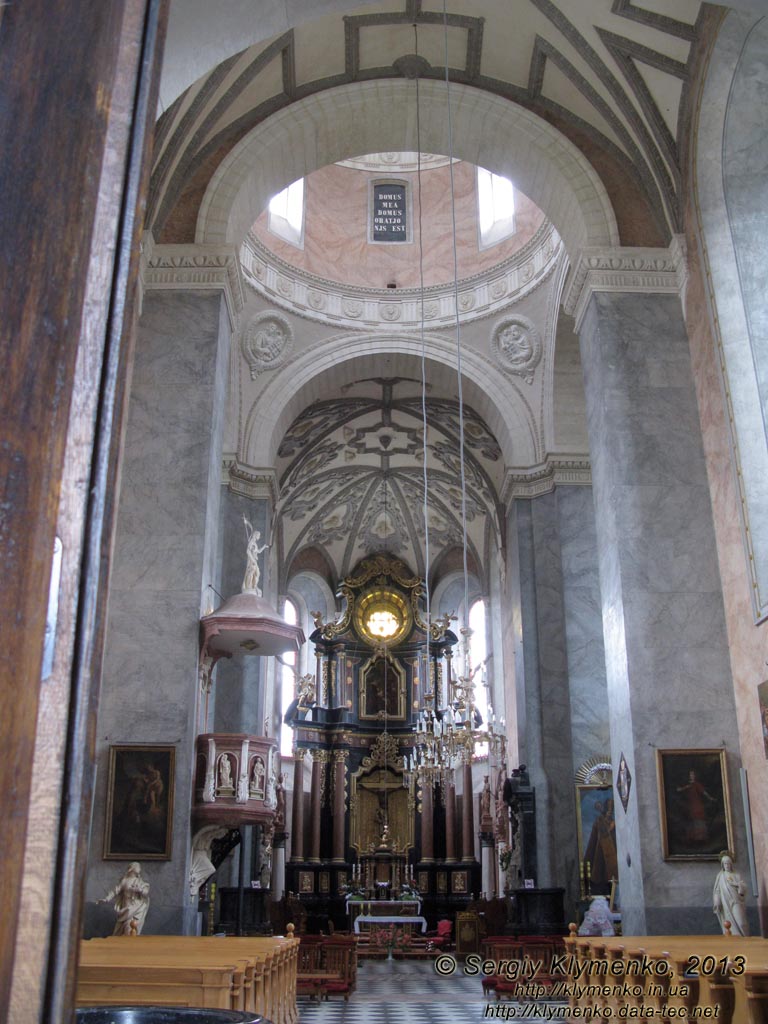 Жолква. Фото. Приходской костел Св. Лаврентия (1604 год) изнутри. Интерьер. Общий вид на главный алтарь.
