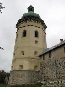 Жолква. Фото. Восьмигранная башня-колокольня приходского костела Св. Лаврентия. Вид снаружи городских стен.