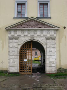 Жолква. Фото. Замок (1594 год). Въездные ворота с резным белокаменным порталом в стиле маньеризма.