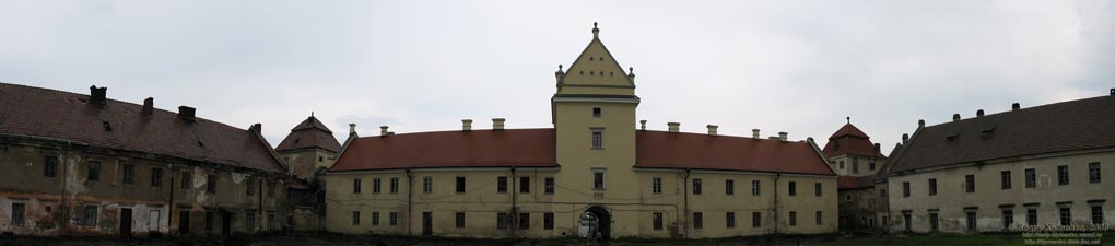 Жолква. Фото. Замок (1594 год), внутренний двор. Вид на главный (северо-восточный) фасад. Панорама (~180°).