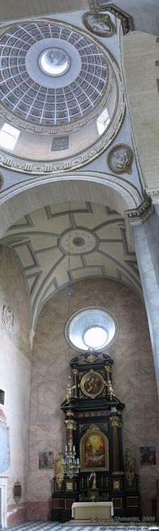 Жолква. Фото. Приходской костел Св. Лаврентия (1604 год) изнутри. Боковой алтарь Сердца Иисусового и купол храма. Вертикальная панорама (~90°).