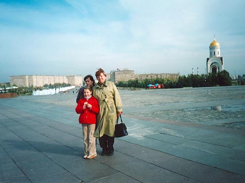 Ніна Петрівна разом із онуками в Москві, 2003 рік.