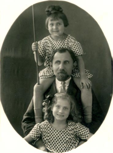 Микола Михайлович Любинський з доньками Ладою (молодша, сидить на плечах батька) та Авою
